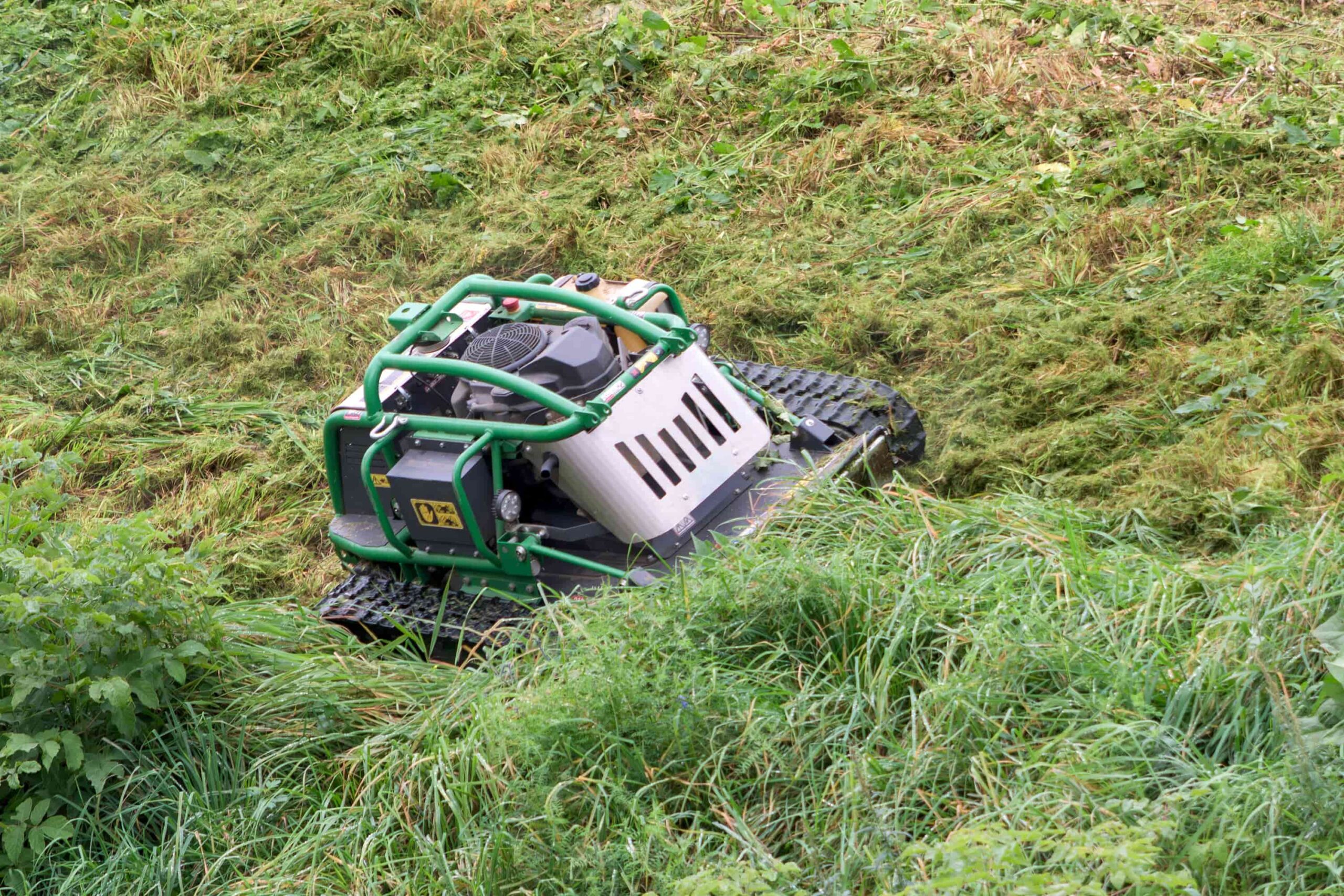 Ferngesteuerter Rasenmäher für Hanglage