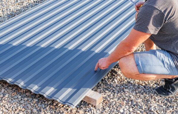 Handwerker bei der Montage von PVC-Wellplatten